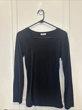 Hearts & Hips Black Long-Sleeve Scoop Neck Top